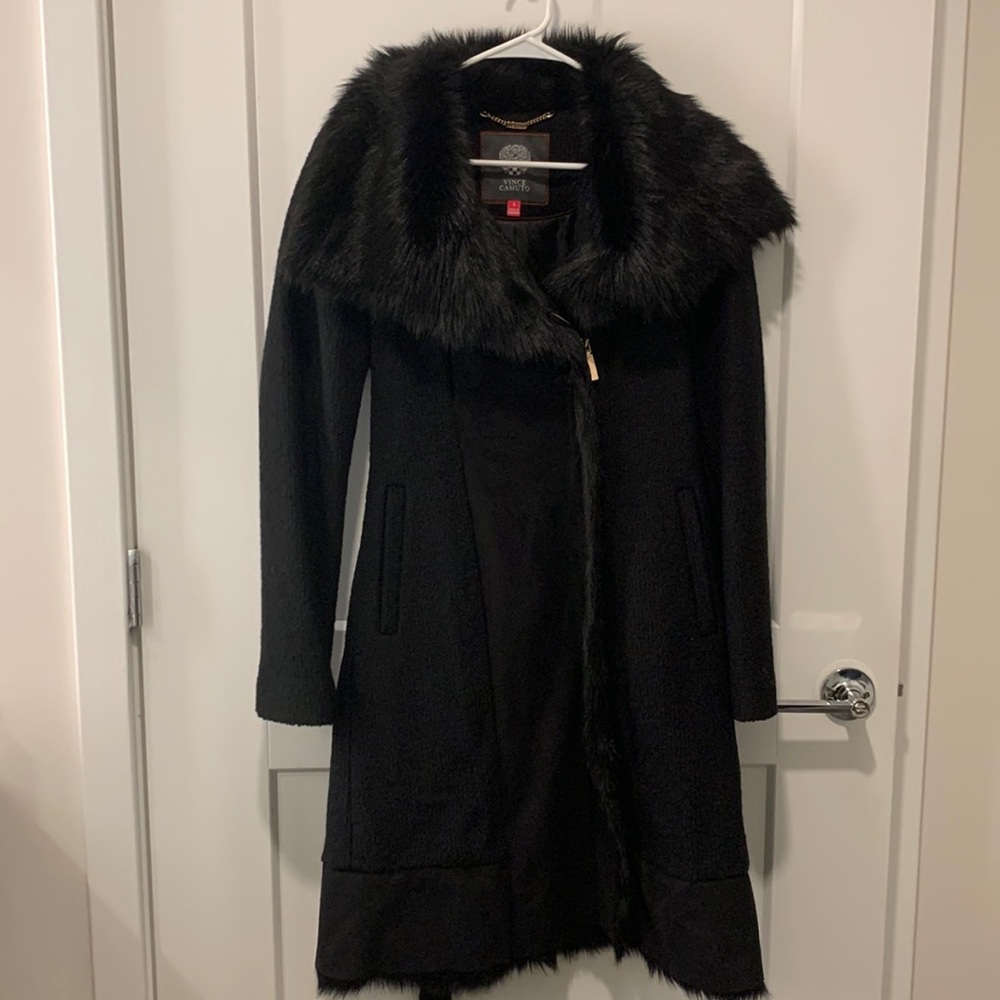 Women’s Vince Camuto coat. Color: black. Size: small.